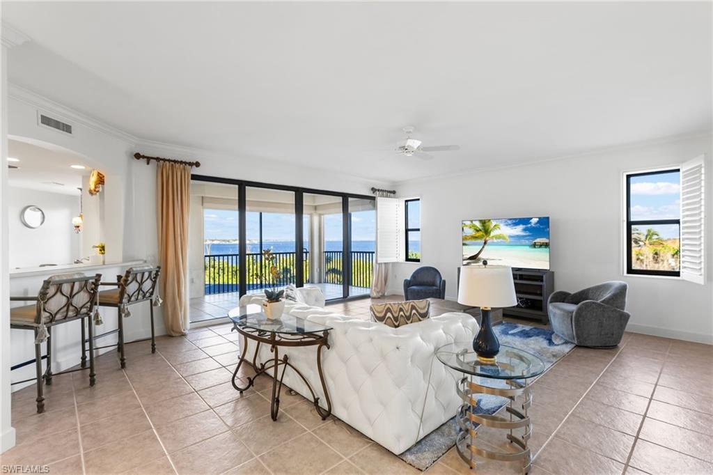 Image 2: Amazing UNOBSTRUCTED views of the Caloosahatchee River and the lake.  No building next to you!