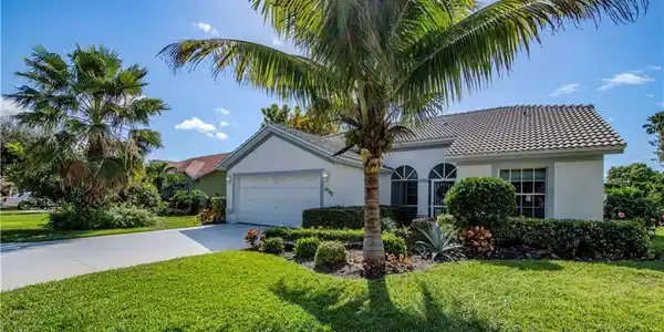22195 Seashore CIR
