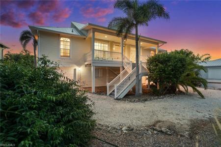 2321 Macadamia LN