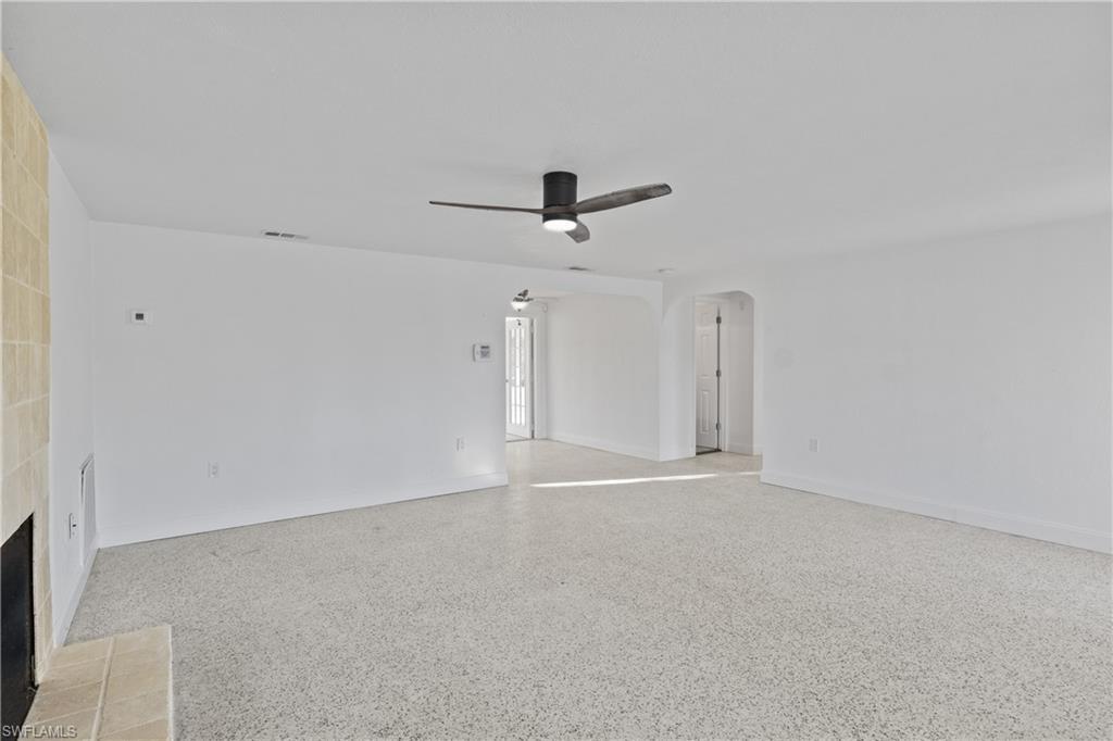 Image 4: Comfortable gathering space with natural light, perfect for relaxing or entertaining.