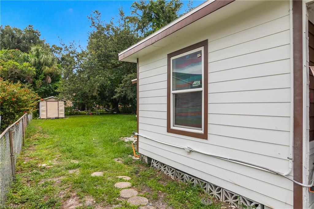Image 4: Side yard gives full access to backyard