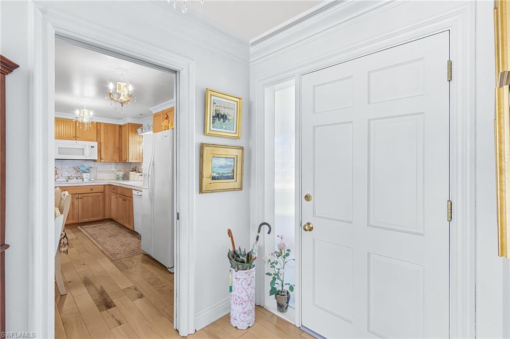Image 4: Galley kitchen