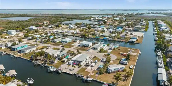Image 2: Quick Direct Access to the Gulf and Bayfront