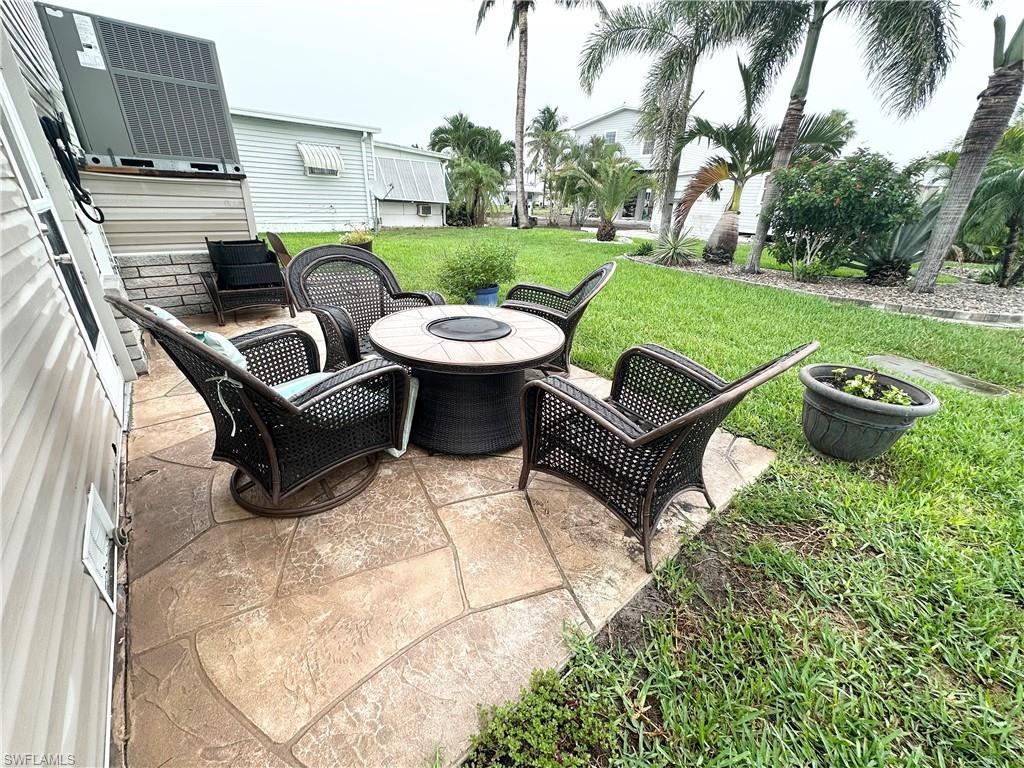 Image 4: Outside patio / sitting area