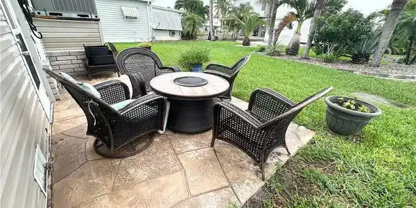 Image 4: Outside patio / sitting area