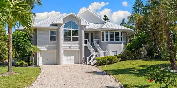480 Las Tiendas LN