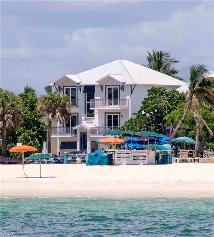 Image 2: Conveniently located to dining and water sports.
