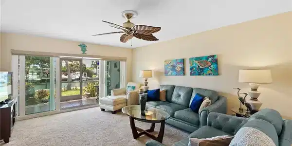 Image 3: Spacious living area with bright natural light