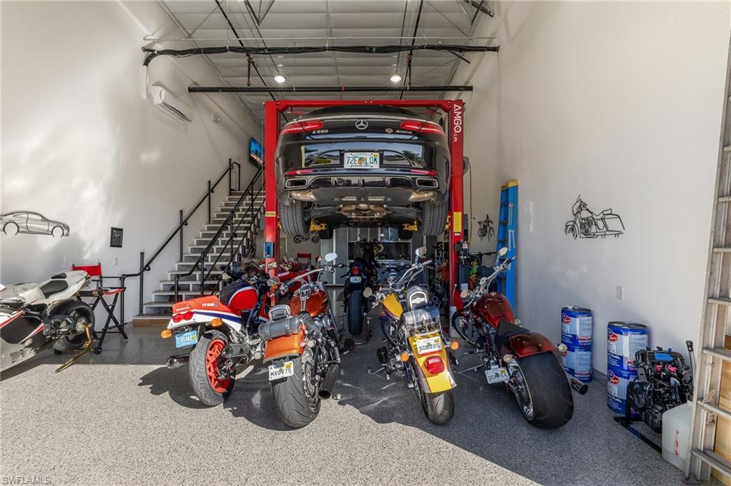 Image 4: View of garage