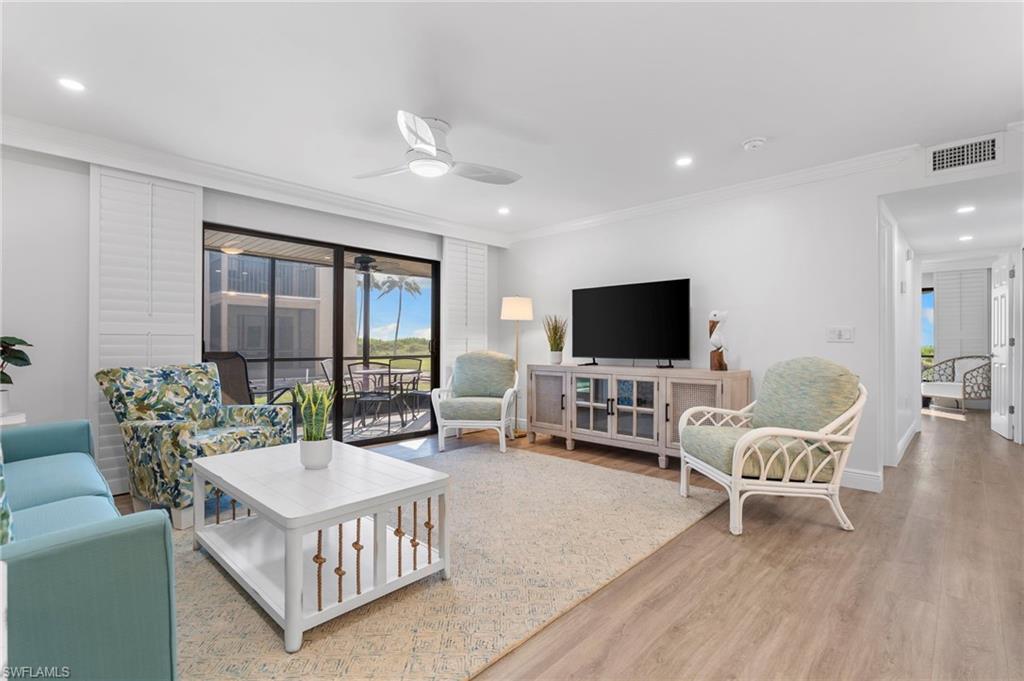Image 4: Living Room