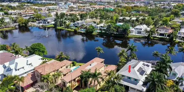 725 WEST LAKE DR