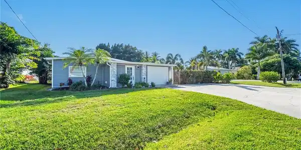 2432 Lake AVE