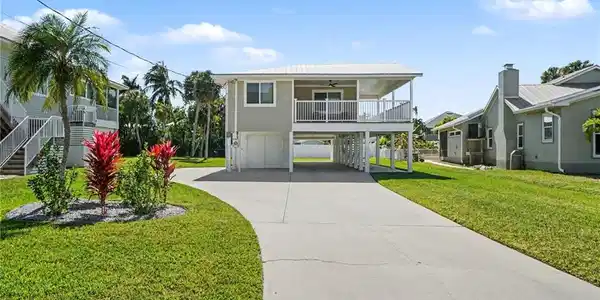 Image 3: Huge driveway for plenty of parking and room for your boat.