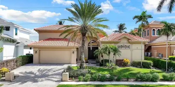 833 Swan DR