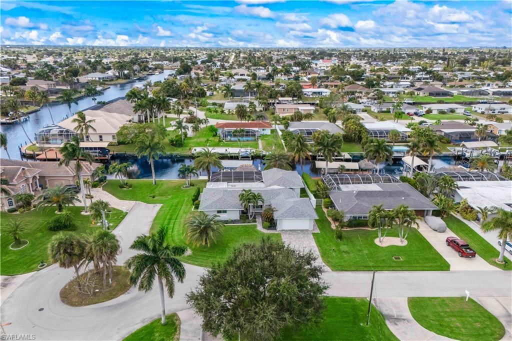 Image 4: Aerial view of the quiet cul-de-sac, highlighting the home&rsquo;s private and serene location.
