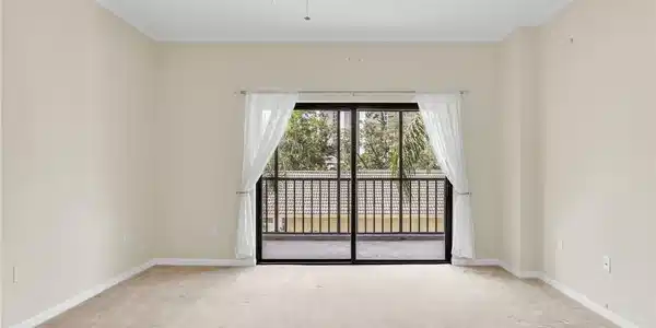 Image 4: Living Room