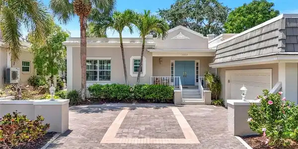 Image 2: The only single-story home in the neighborhood!
