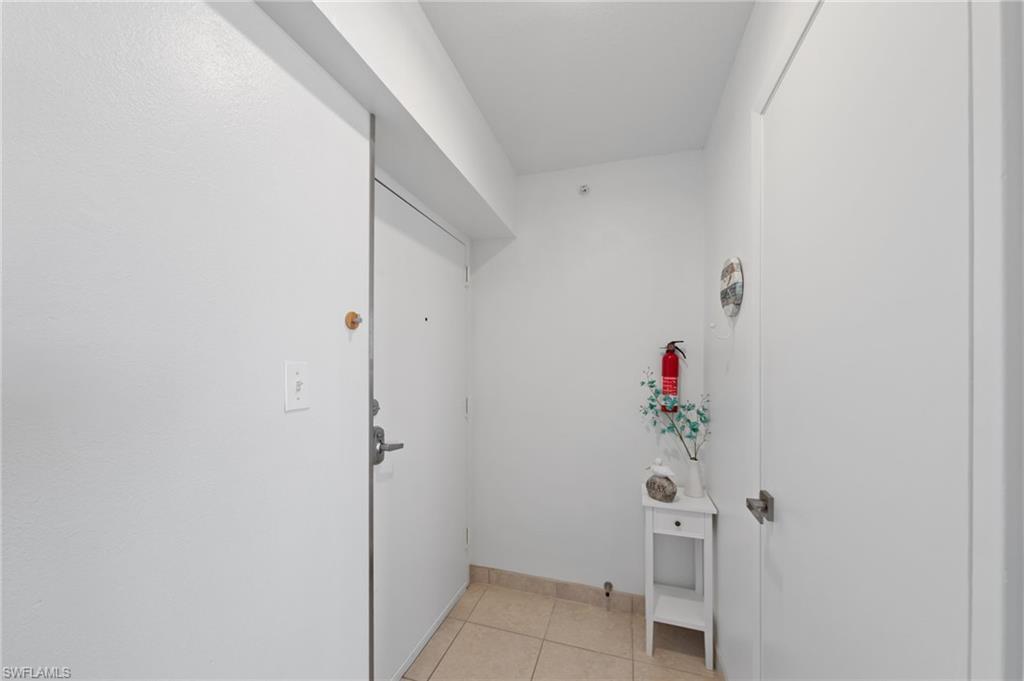Image 4: Spacious entry