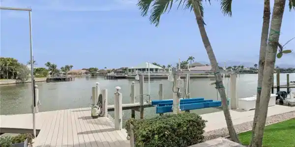 335 Nassau CT