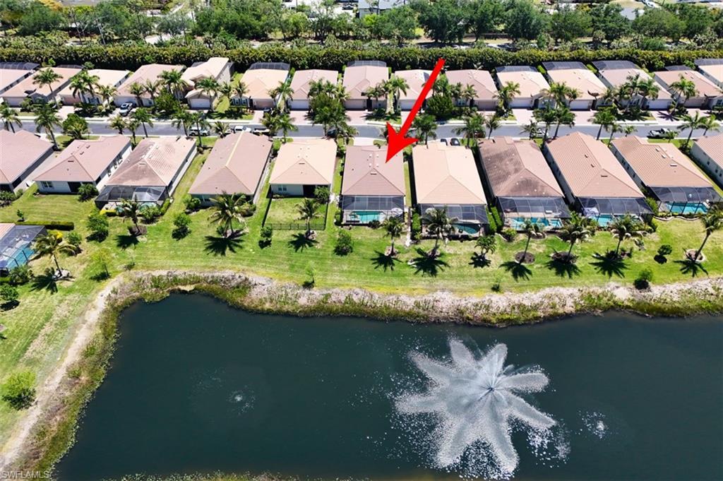 Image 3: House location on the lake, view of fountain