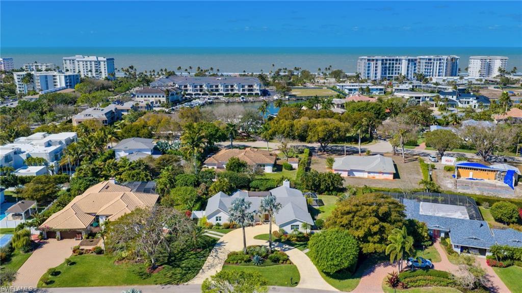 Image 2: The beach and Lowdermilk Park are short walk away