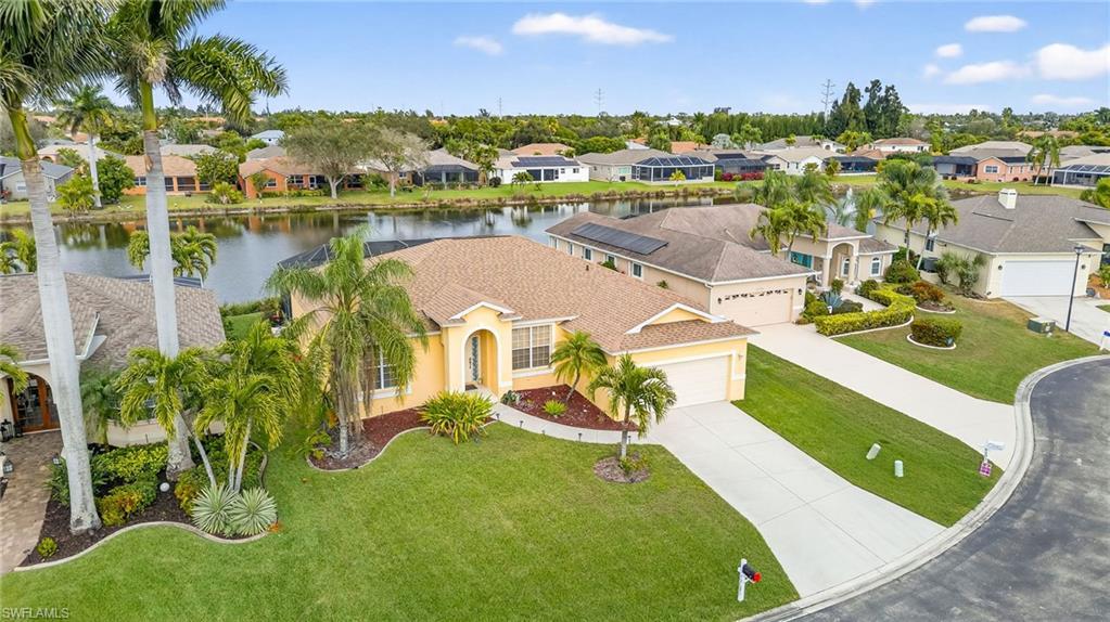 Image 1: BEAUTIFUL POOL HOME - ON SERENE LAKE - ON QUIET CUL DE SAC - 3 BEDROOM + DEN/FLEX ROOM + FORMAL DINING/GAME ROOM!!