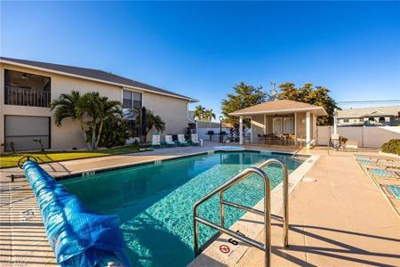 902 SW 48th TER