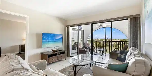 Image 4: Tiled living room with ceiling fan