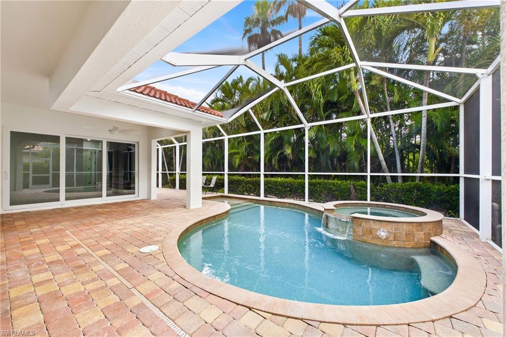 Image 2: Pool with integrated spa