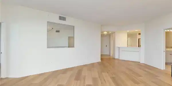 Image 3: Living Room