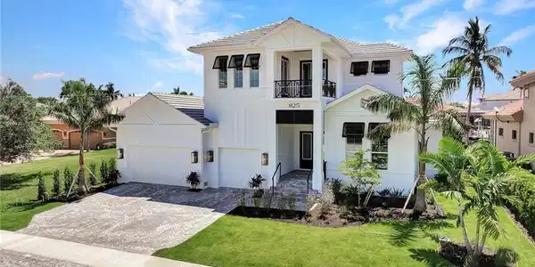 825 Swan DR