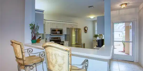 Image 4: bar at kitchen counter