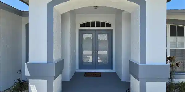 Image 3: Grand Covered Entry!
