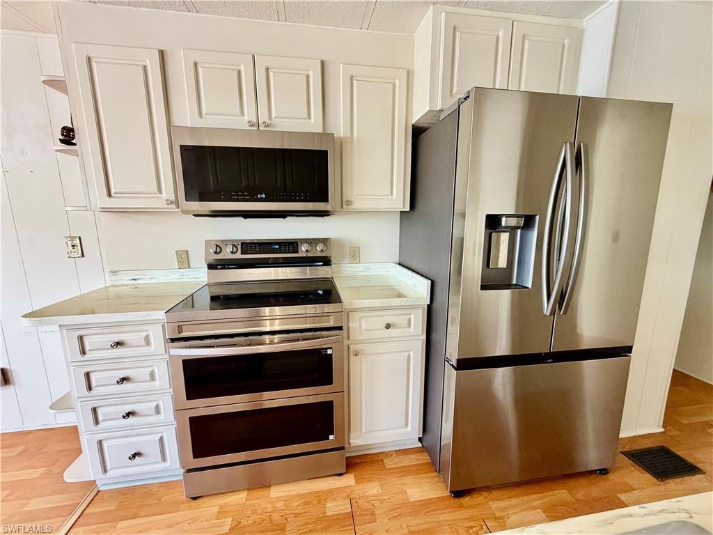 Image 3: Kitchen with new Samsung appliances