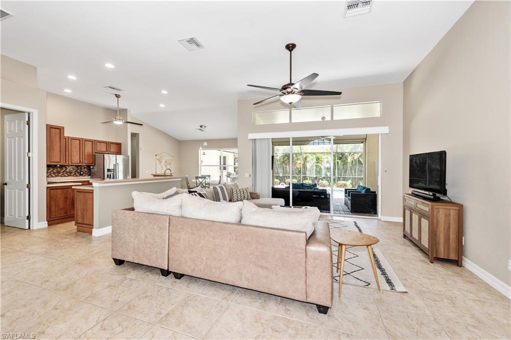 Image 4: Living Room