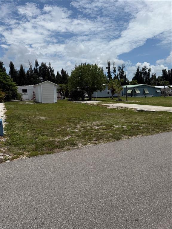 Image 4: l2' x 80 'Lot site from road