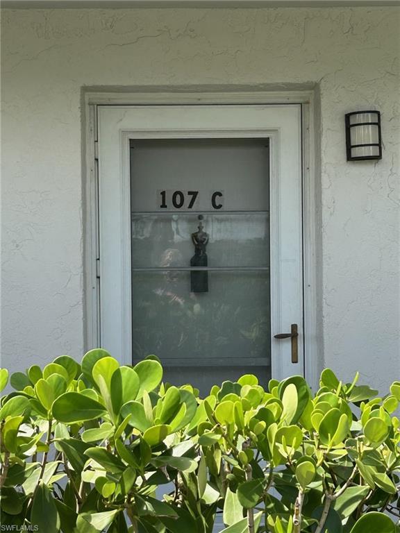 Image 4: ENTRANCE TO THE CONDO
