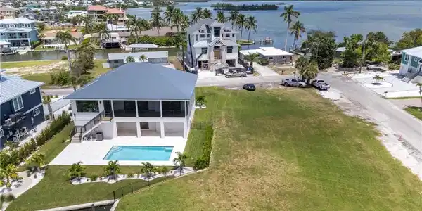 2 Bayview BLVD