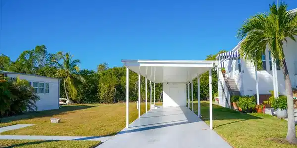 Image 4: Large lot with carport