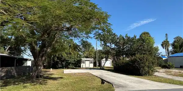 Image 2: Lot
