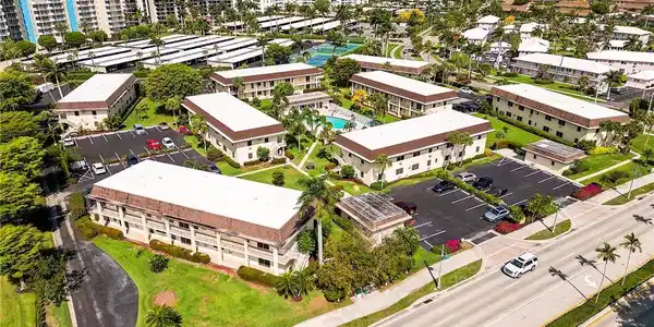 Image 3: Bird's eye view of apartment complex