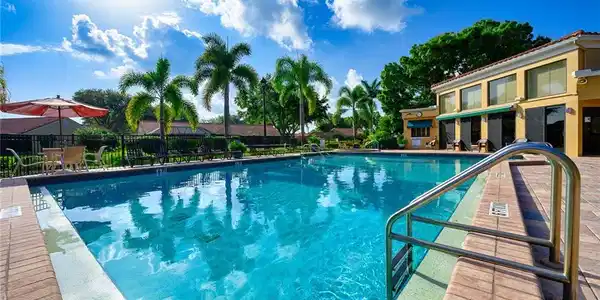 565 Beachwalk CIR
