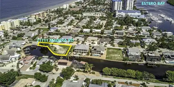 Image 2: Yachsman Cove coveted Boating Community in the island town of Fort Myers Beach just steps to the beach and minutes to the Gulf! *Pre Hurricane Ian photo