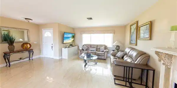 Image 2: Living area with baseboards