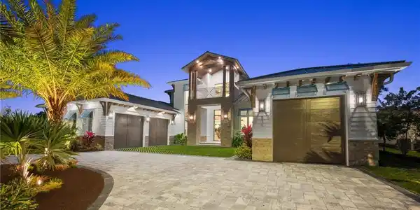 570 HARBOUR DR