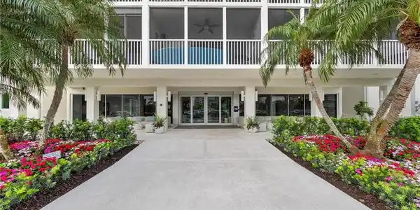 Image 3: Beautifully Maintained