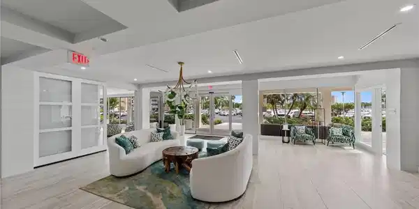 Image 4: Gorgeous Lobby!