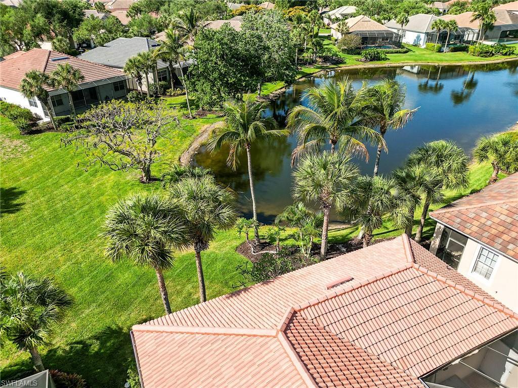 Image 3: Large back lawn off the lake