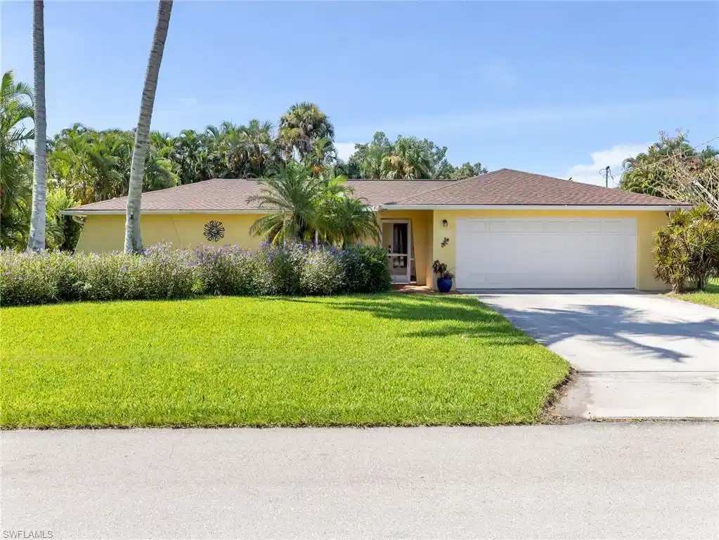 Image 1: Welcome to 376 Prather Dr in McGregor Isles