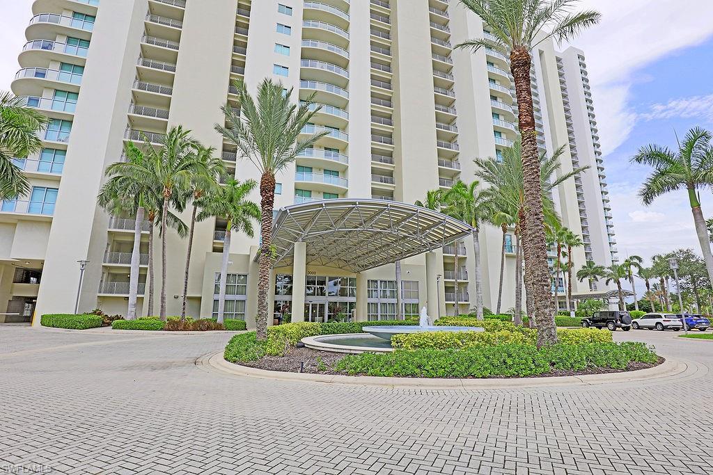 Image 2: Modern high-rise residential building featuring a grand porte-coch&egrave;re entrance with a contemporary canopy